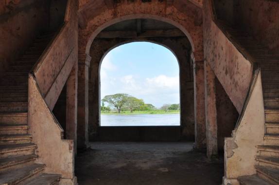 Construção histórica com grande porta para o Rio Magdalena, em Mompós, na Colômbia